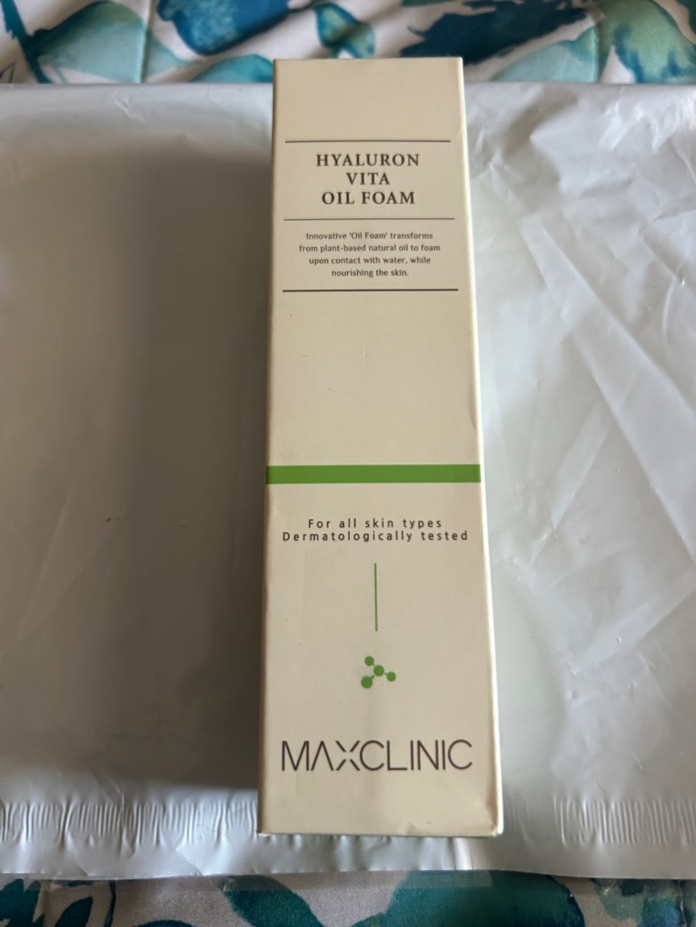 Hyaluron Vita Oil Foam Cleanser — White with Green Accent